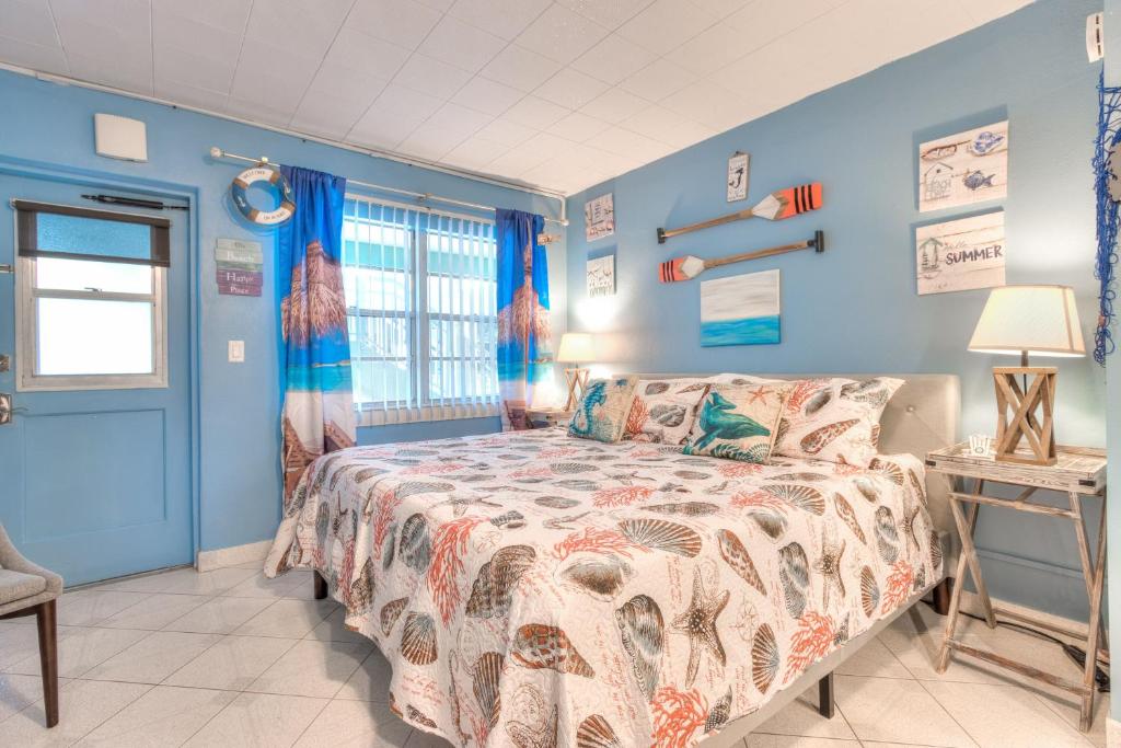 En eller flere senge i et værelse på Tropic Terrace Suite #11 - Beachfront Resort