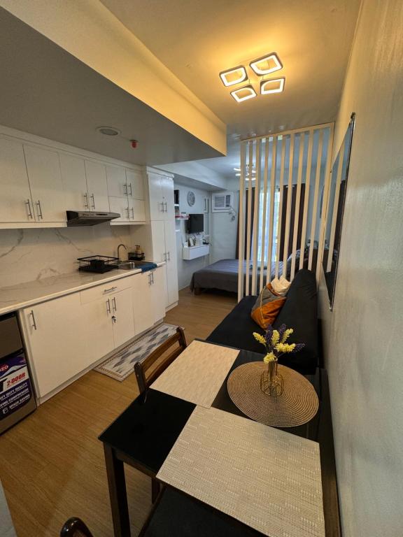 CozyVilla at Pine Suites Tagaytay 2BR or Studio with FREE PARKING - 阳台工作室