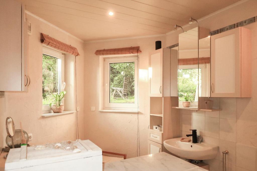 a bathroom with a sink and a mirror at Homestay - Stilvolle Wohnung in Top Lage in Büdingen
