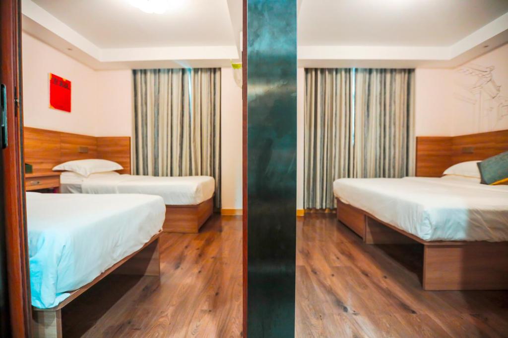 Zhong An Hotel Beijing Former Residence of Journalist Edgar Snow -Free laundry service,Free freshly ground coffee,Provide tourism and ticketing service ,English service ,Near Tian'AnMen Forbidden City,Wangfujing walking streetにあるベッド