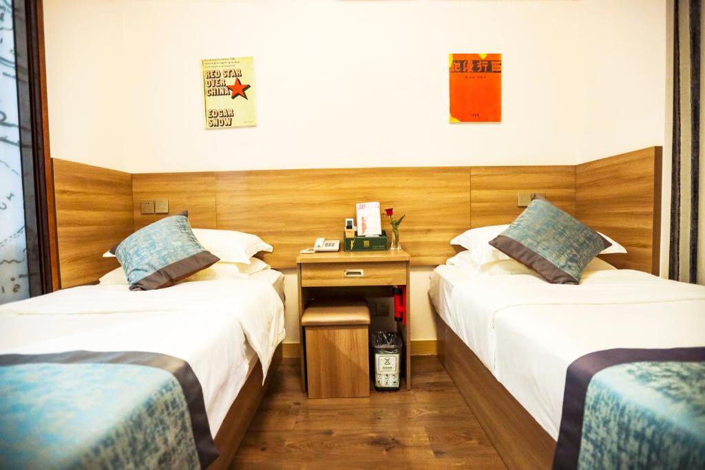 Zhong An Hotel Beijing Former Residence of Journalist Edgar Snow -Free laundry service,Free freshly ground coffee,Provide tourism and ticketing service ,English service ,Near Tian'AnMen Forbidden City,Wangfujing walking streetにあるベッド