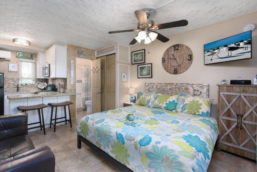 En eller flere senge i et værelse på Tropic Terrace