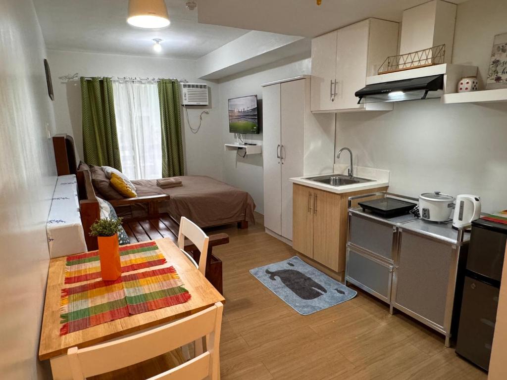 CozyVilla at Pine Suites Tagaytay 2BR or Studio with FREE PARKING - 阳台工作室
