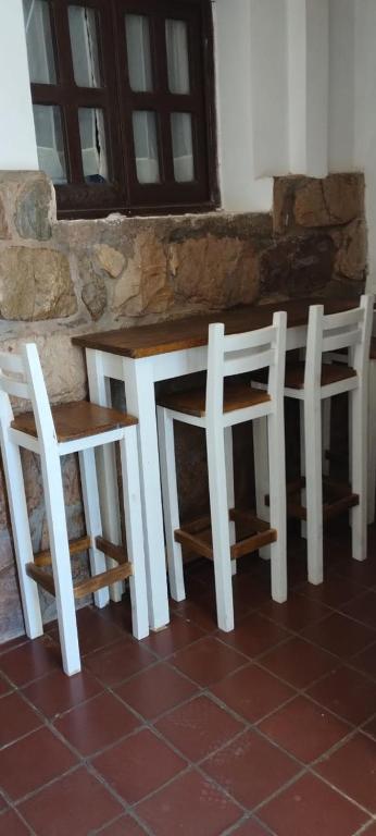a table and two chairs sitting next to a table at Usina Elias in Tilcara