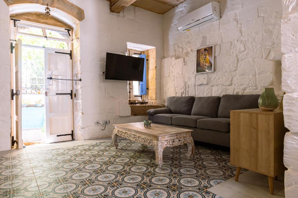 TV a/nebo společenská místnost v ubytování Historic Hideaways - 900 Year Old Converted Studios