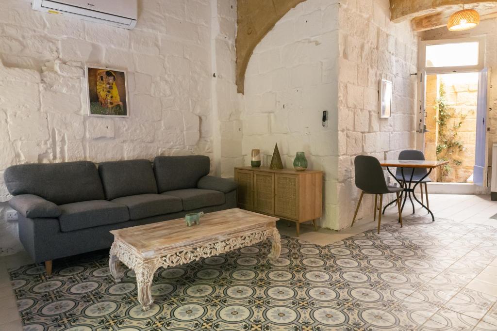 Posezení v ubytování Historic Hideaways - 900 Year Old Converted Studios