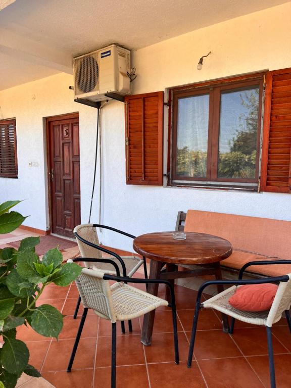 Televízia a/alebo spoločenská miestnosť v ubytovaní ArtTaverna