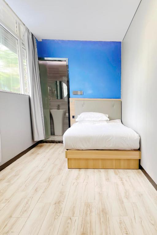 Postel nebo postele na pokoji v ubytování 深圳市千吉精致酒店