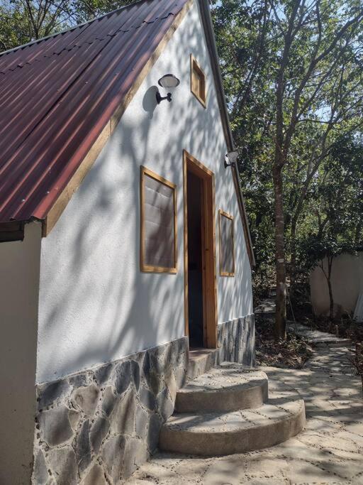 ヒリトゥラにあるCabaña Calandriaの白い小さな建物(ドア、階段付)