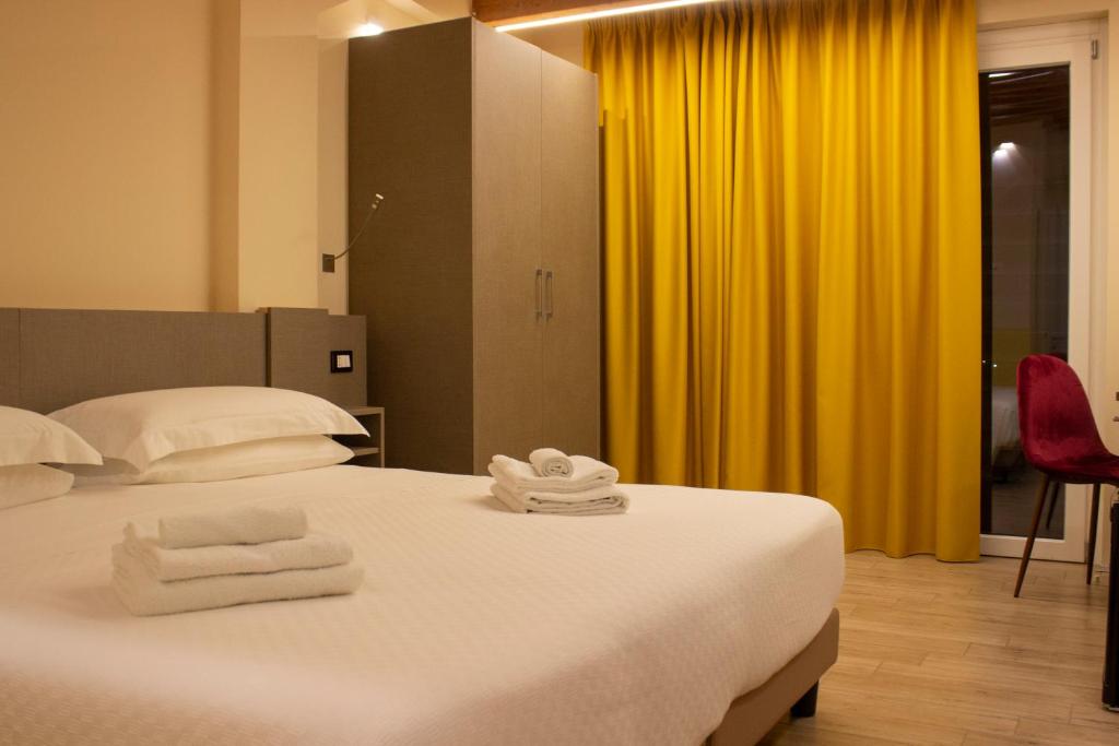 Postel nebo postele na pokoji v ubytování KRINO' hotel cafè