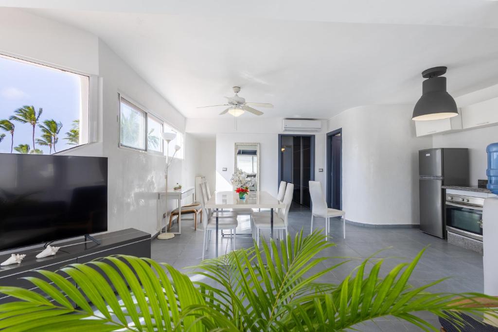 TV a/nebo společenská místnost v ubytování Amazing Penthouse in Punta Cana with Ocean View