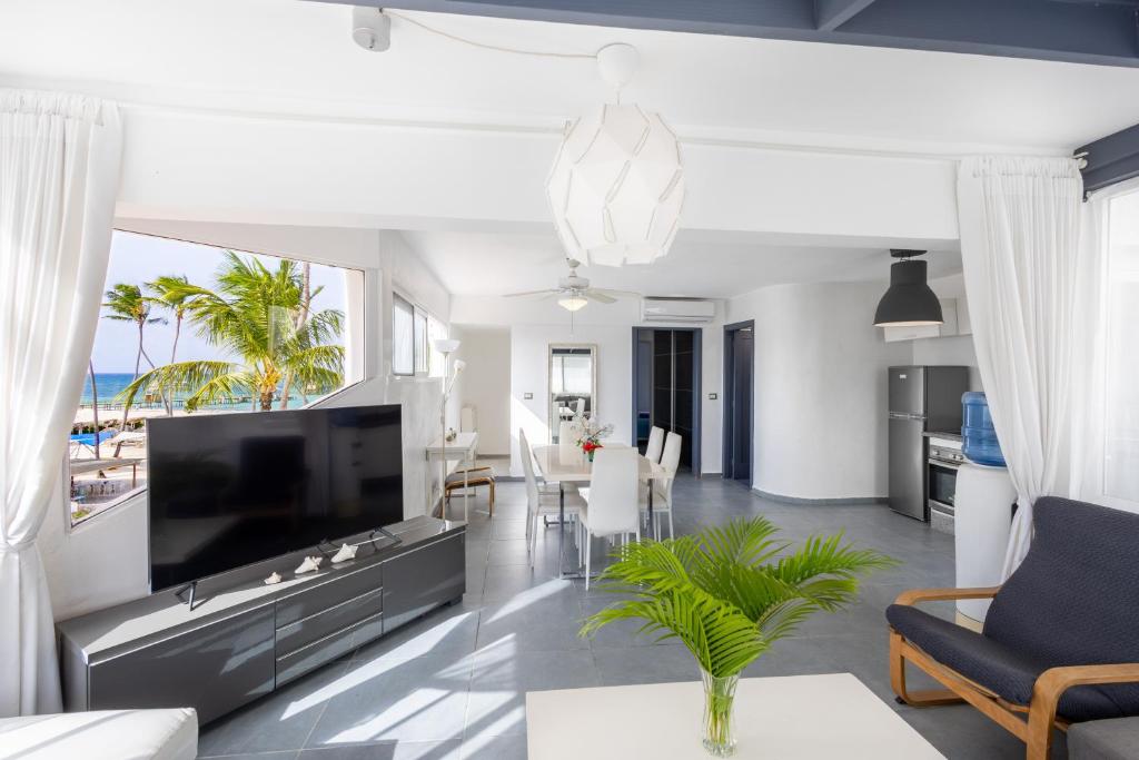 TV a/nebo společenská místnost v ubytování Amazing Penthouse in Punta Cana with Ocean View