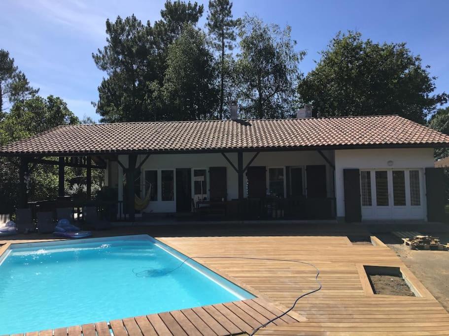 une maison avec une piscine devant dans l'établissement Villa landaise de charme avec piscine chauffée, à Vielle-Saint-Girons