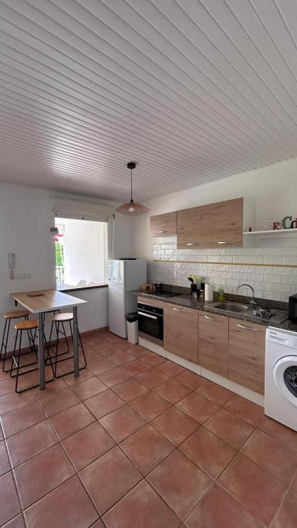 Kuchyň nebo kuchyňský kout v ubytování Appartement T3 proche de la mer