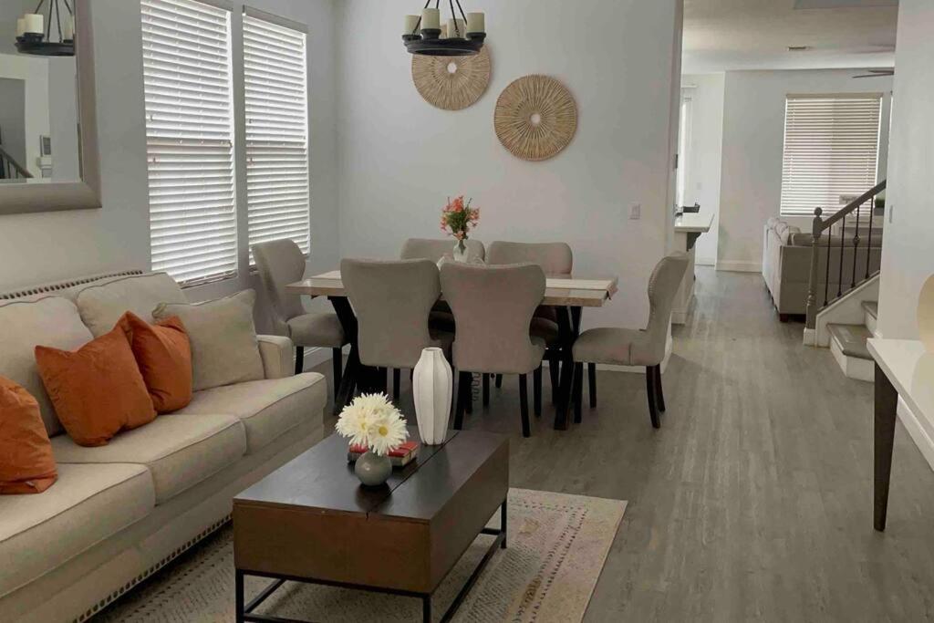 Una sala de estar con un sofá y una mesa de comedor. en Spacious House in Marysville 9 minutes to Hard Rock Casino Wheatlan, en Marysville