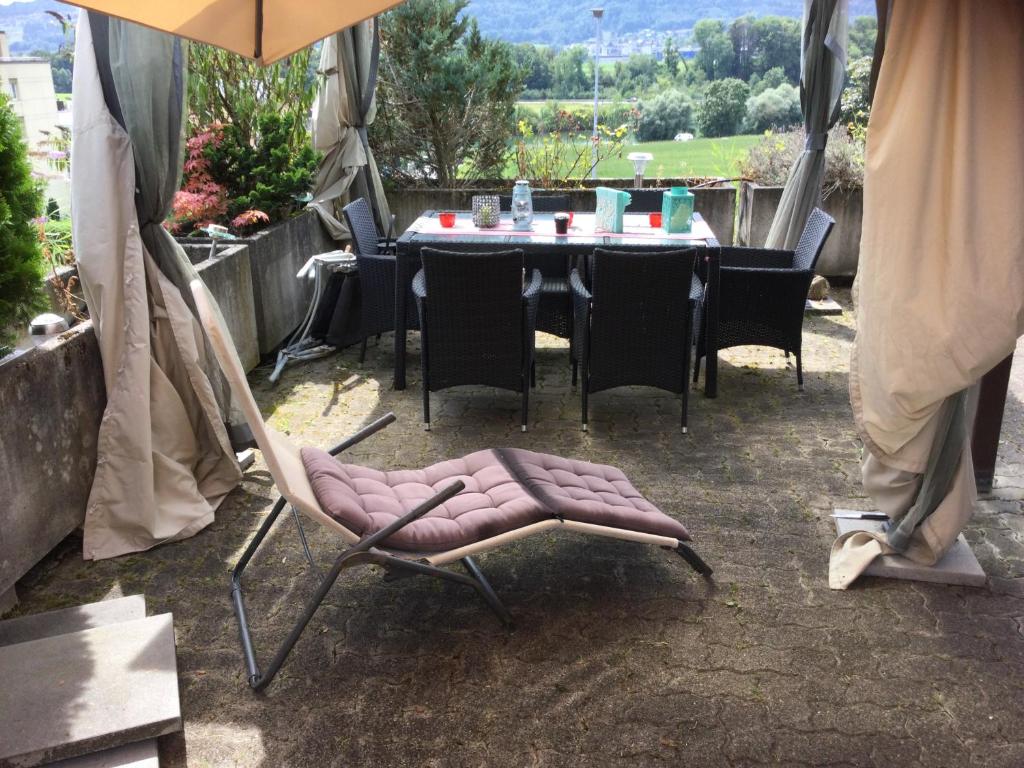 Posezení v ubytování Chambre spacieuse et confortable avec écran plat