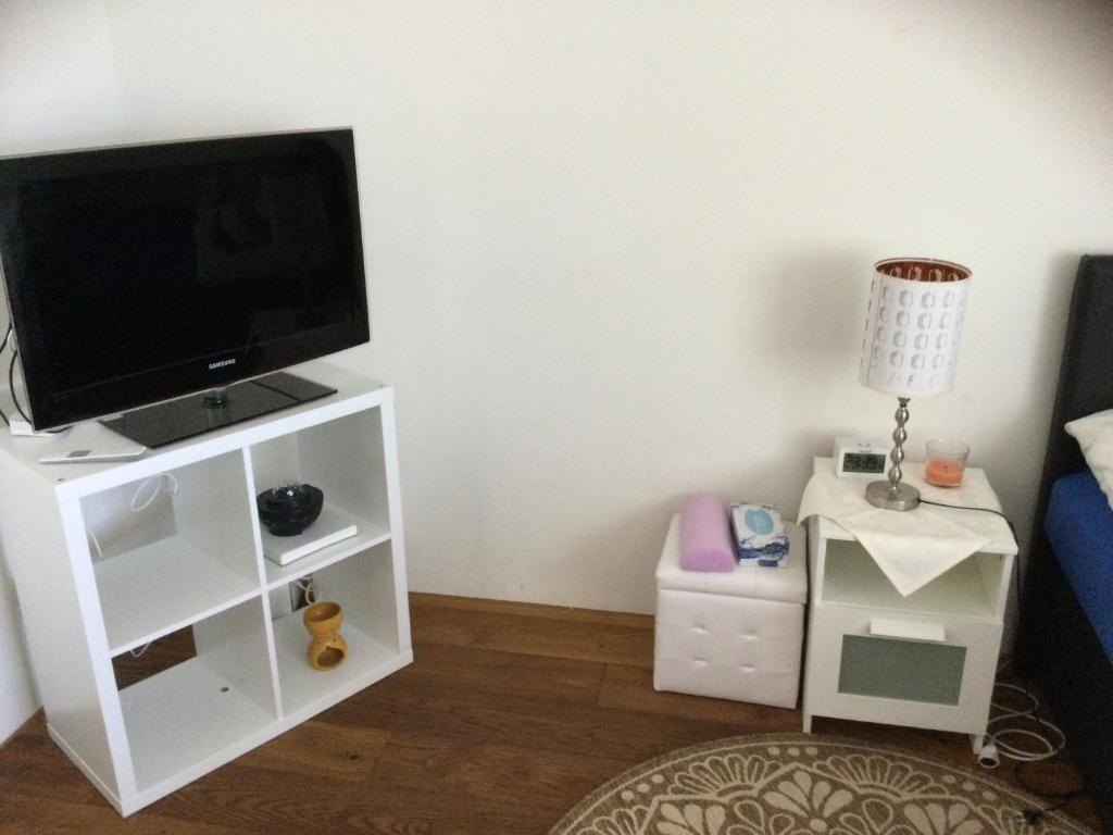 TV a/nebo společenská místnost v ubytování Chambre spacieuse et confortable avec écran plat