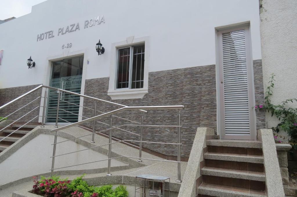 ein Gebäude mit einer Treppe vor einem Gebäude in der Unterkunft Hotel Plaza Roma in Ríohacha