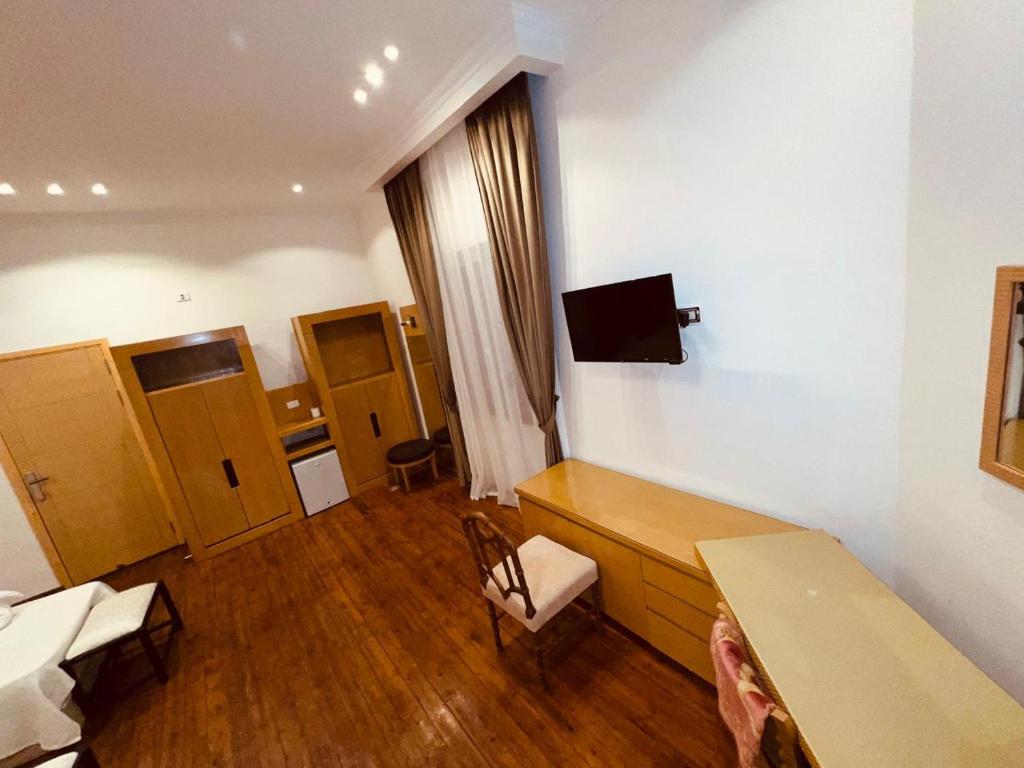 TV a/nebo společenská místnost v ubytování Pharoah's Palace hotel