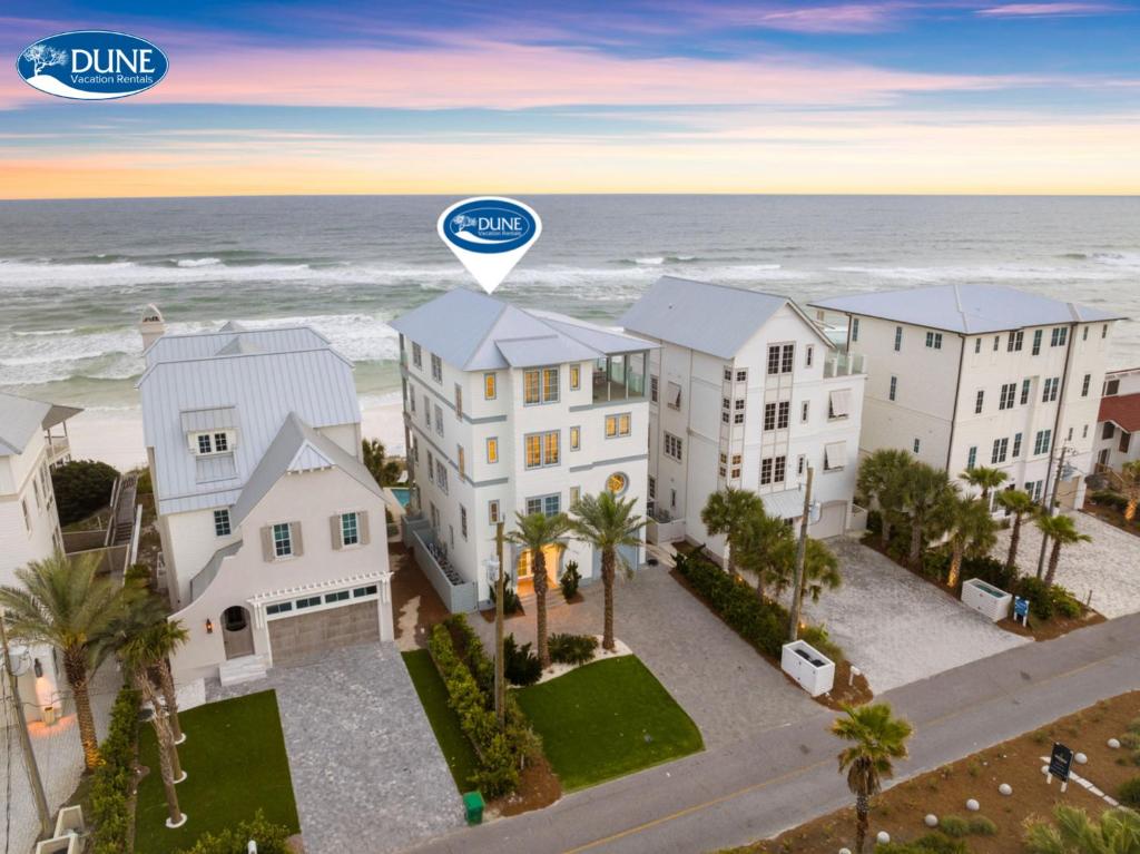 パナマ・シティ・ビーチにあるGulf Front Luxurious Home with Private Pool and Beach Access homeの海を背景にした家屋の空見