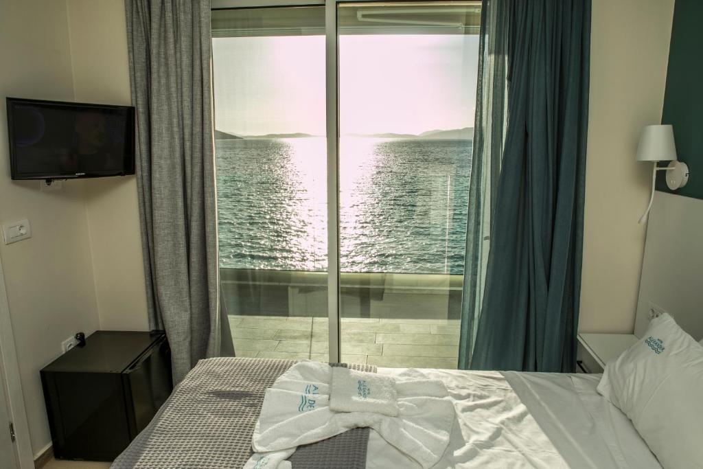 Łóżko lub łóżka w pokoju w obiekcie HOTEL ALEXANDER