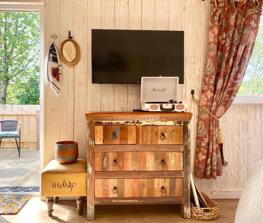 Μια τηλεόραση ή/και κέντρο ψυχαγωγίας στο Robin Cabin with hot tub