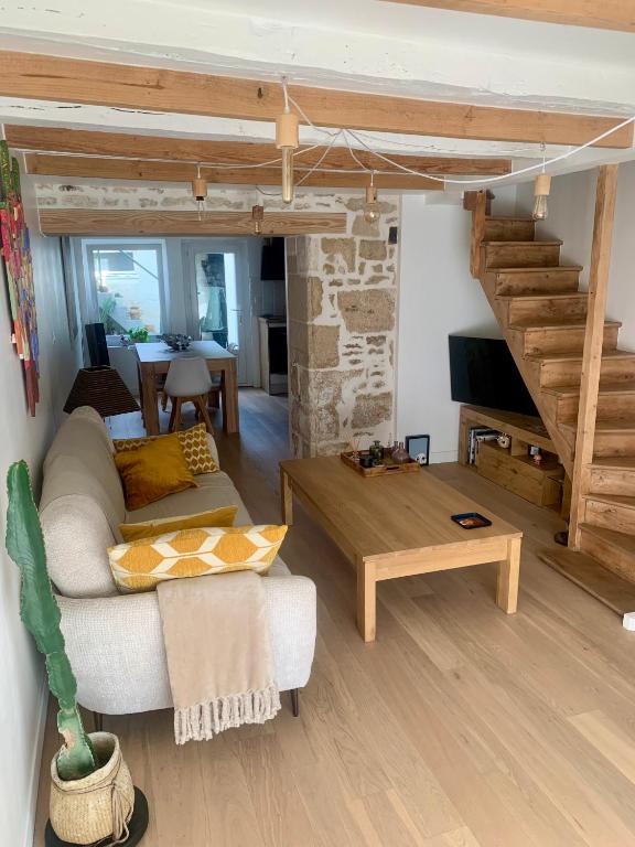 un salon avec un canapé et une table dans l'établissement Maison - Centre-ville - équipée, à Niort