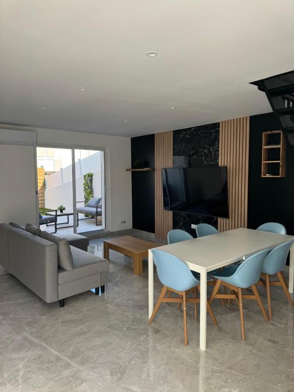 un salon avec une table et un canapé dans l'établissement Superbe villa familiale jardin, à Montpellier