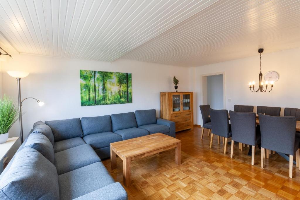 Posezení v ubytování Ferienhaus WanderNest mit Sauna, Garten und Grill