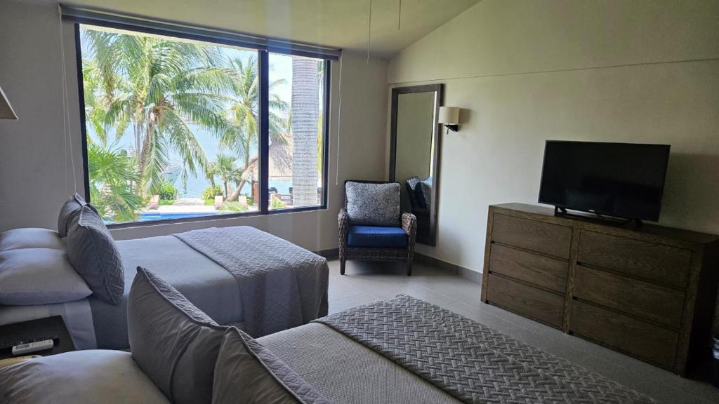 Uma TV ou centro de entretenimento em SINA SUITES CANCUN - Adults Only