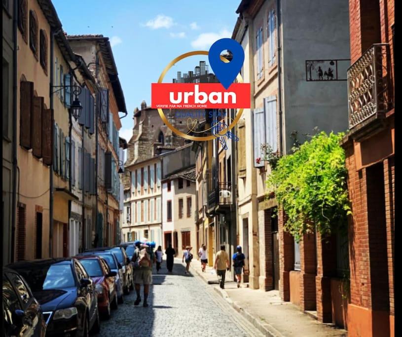 une rue avec des voitures garées sur le bord de la route dans l'établissement Immeuble 105 m2 Moissac centre, à Moissac