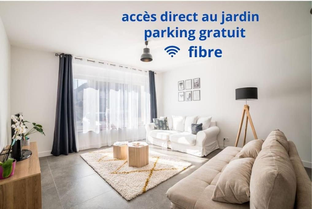 un salon avec un canapé et une table dans l'établissement casa arredata, à Corny-sur-Moselle