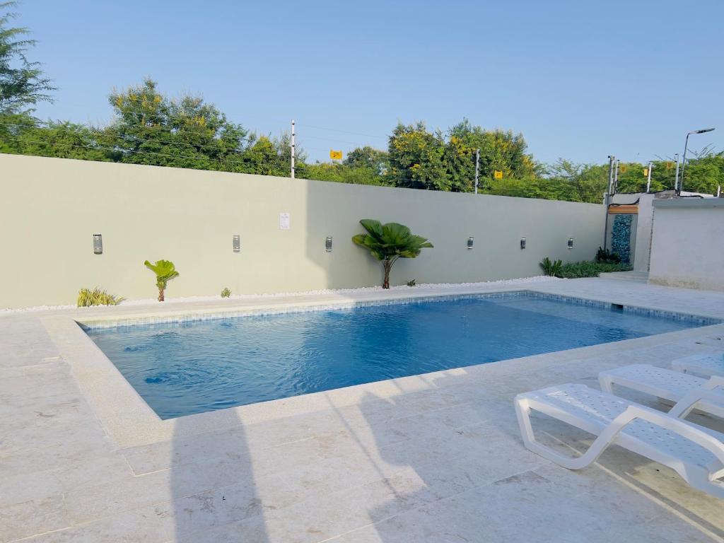 Bazén v ubytování 5 Star Villa minutes from Airport and Beaches nebo v jeho okolí