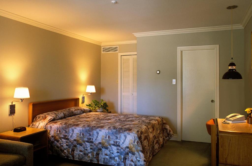 Postel nebo postele na pokoji v ubytování Auberge De La Baie
