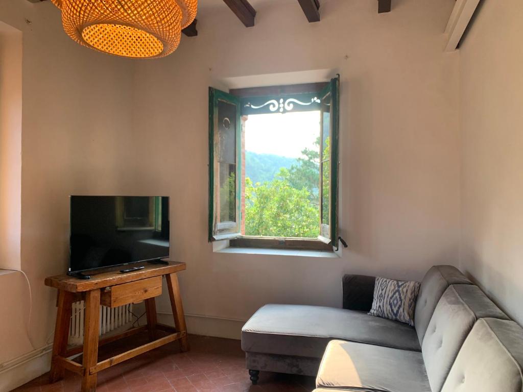 A television and/or entertainment centre at Bonavista - Els Apartaments del Bosc