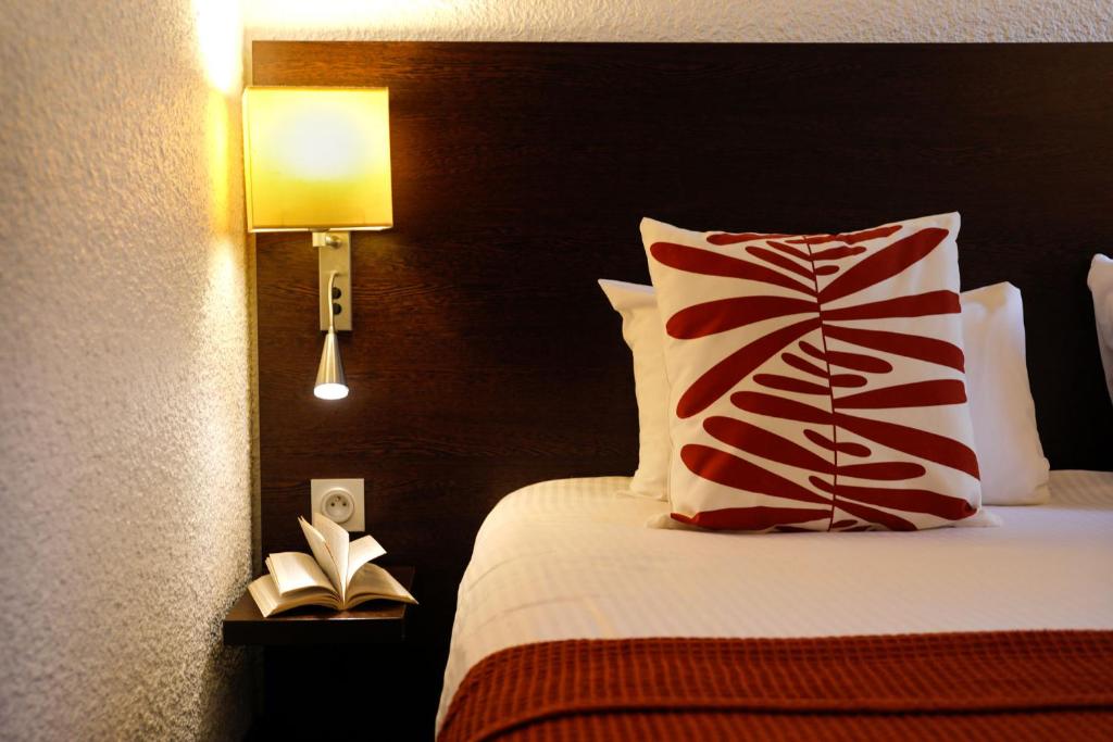 Postel nebo postele na pokoji v ubytování Hotel Le Branhoc - Brit Hotel Auray