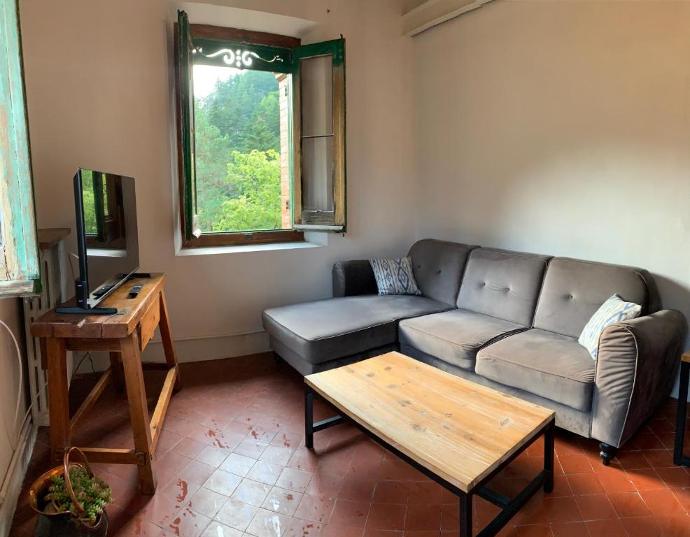 A television and/or entertainment centre at Bonavista - Els Apartaments del Bosc