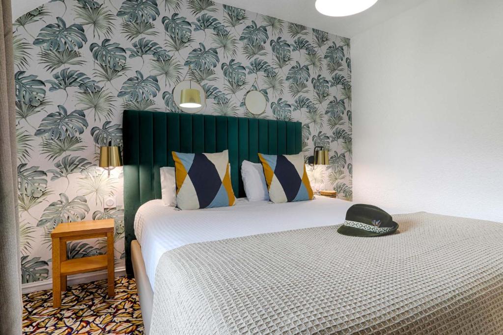 Postel nebo postele na pokoji v ubytování Hotel Le Branhoc - Brit Hotel Auray
