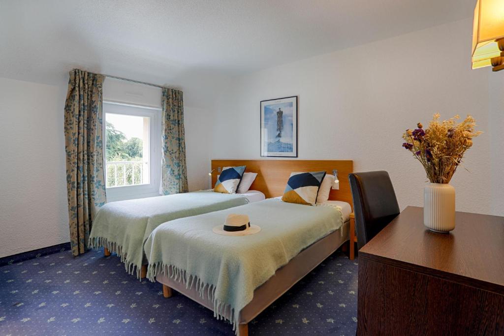 Postel nebo postele na pokoji v ubytování Hotel Le Branhoc - Brit Hotel Auray