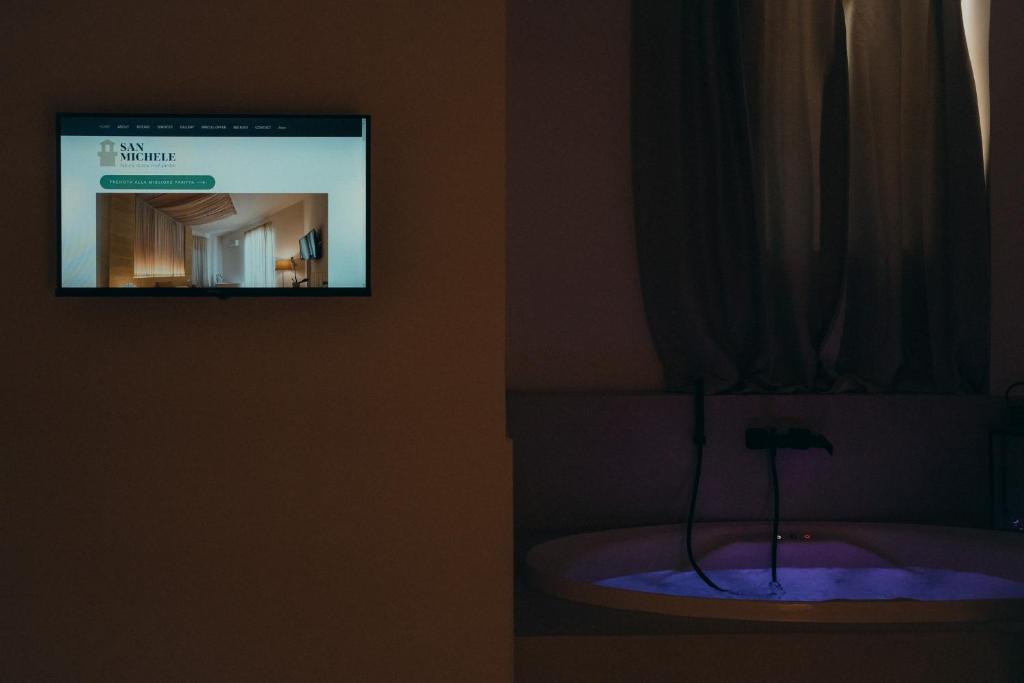 Televízia a/alebo spoločenská miestnosť v ubytovaní San Michele Luxury Rooms