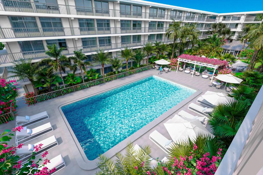 Una vista aérea de una piscina frente a un edificio. en Paradise 1BD 8mins From Disney W Pool &Gym Free Parking, en Kissimmee