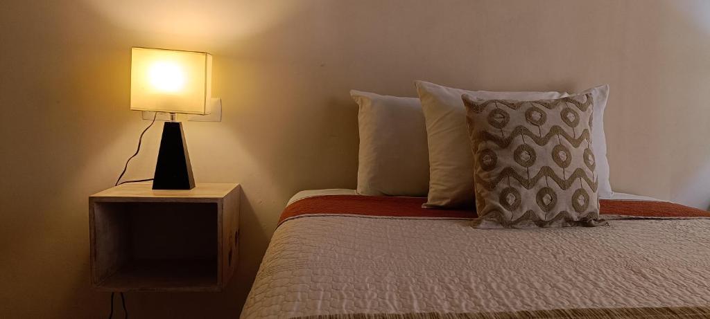 Llit o llits en una habitació de VALLADOLID 48 Hotel & Hostal