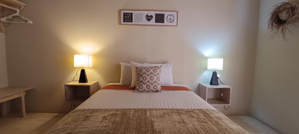 Llit o llits en una habitació de VALLADOLID 48 Hotel & Hostal