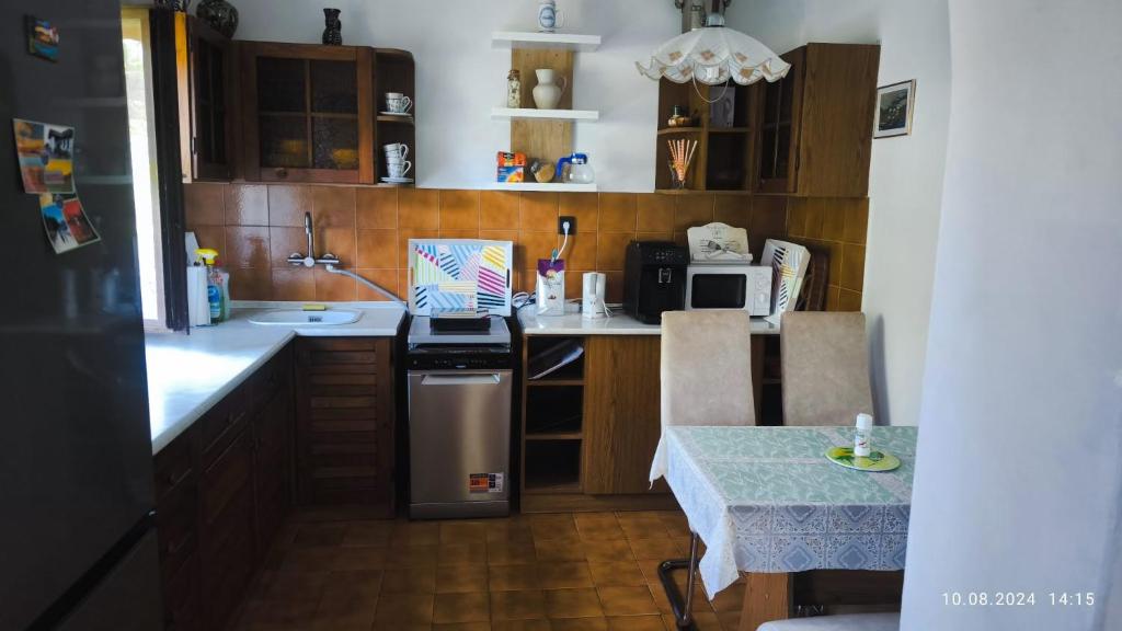 Kuchyňa alebo kuchynka v ubytovaní Pelikan Apartman, strand 60 meter