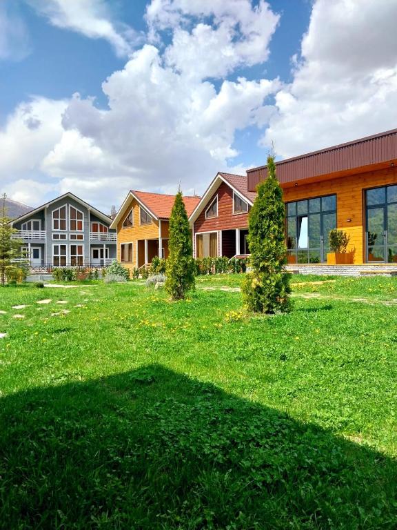 Zahrada ubytování COTTAGE CHALET and TOURS