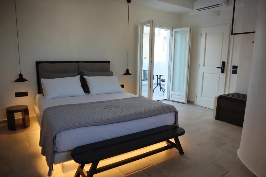 Postel nebo postele na pokoji v ubytování Santozen Suites