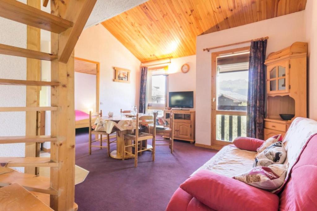 un salon avec un canapé et une table dans l'établissement Résidence Le Tetras Lyre - Au pied du télécabine magnifique appartement MAE-7651, à Aime La Plagne
