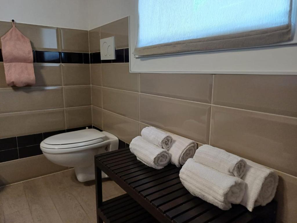 - Baño con aseo y toallas en una mesa en B&B Al sogno di Laura, en Treviso