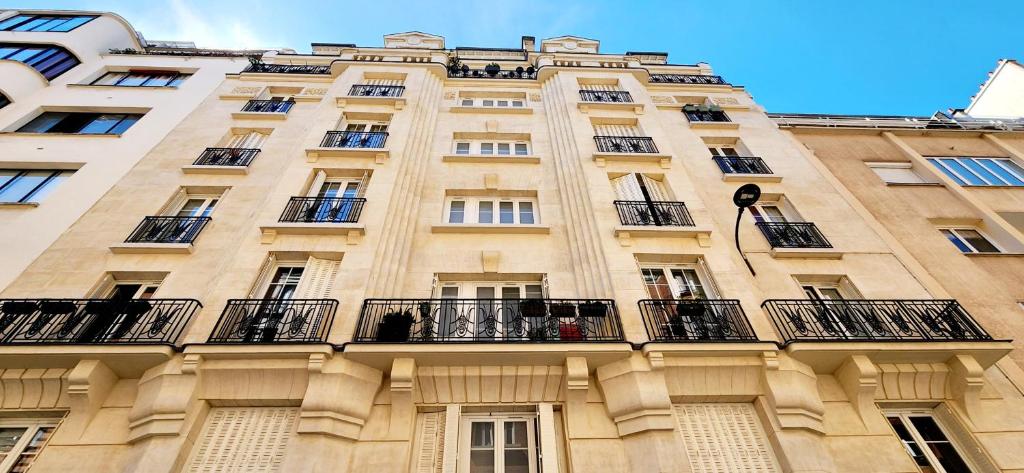 un grand bâtiment avec des balcons sur le côté dans l'établissement Résidence Paris XV Convention - Amazing apartment, à Paris