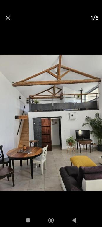 un salon avec une table et un canapé dans l'établissement La Bergerie, à Narbonne